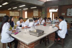 estudiantes en el laboratorio