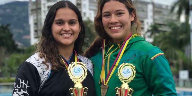 DEPORTISTAS-EN-TORNEO-DE-HOCKEY-SUBACUATICO