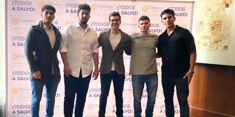 Estudiantes finalistas Colmena