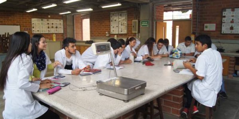 estudiantes en el laboratorio